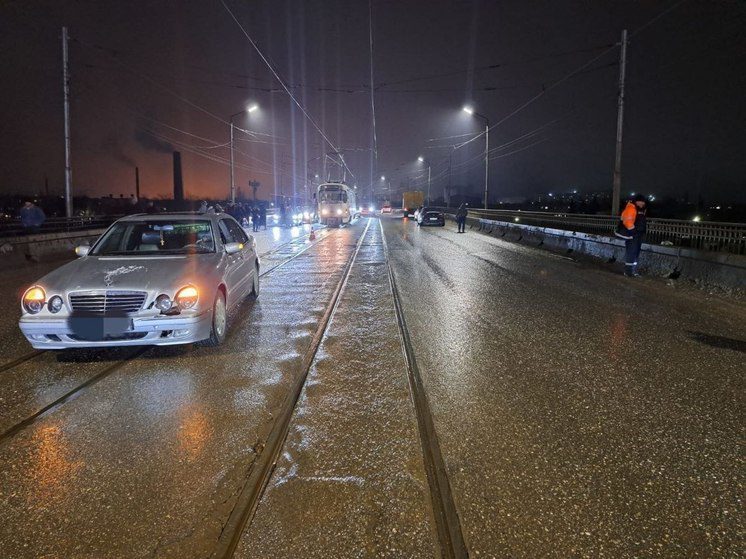 В Пятигорске водитель Мерседес сбил осматривавшего трамвайные пути работника депо