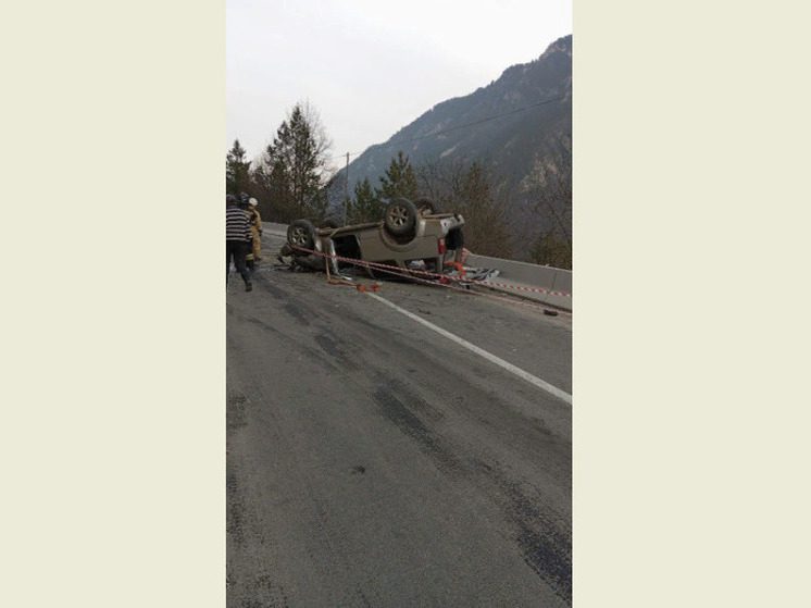 В Северной Осетии перевернулся внедорожник с туристами, погиб водитель