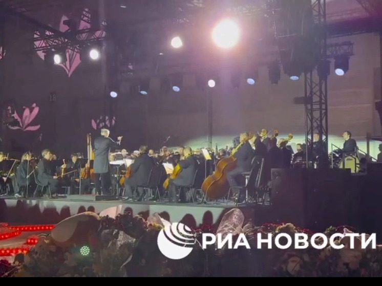 Валерий Гергиев выступает с оркестром в память о жертвах теракта возле «Крокуса»