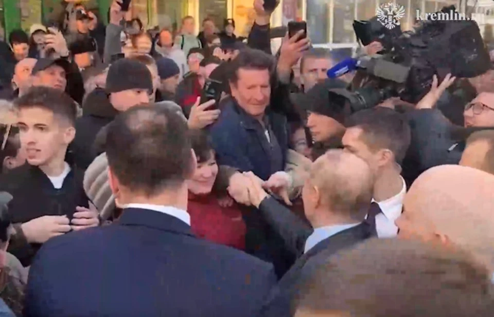 Владимира Путина окружила толпа после посещения предприятия на Ставрополье0