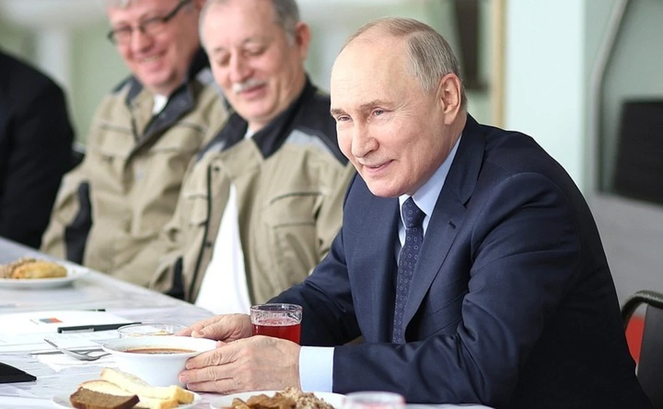 Владимиру Путину на Ставрополье показали собирающего помидоры робота0