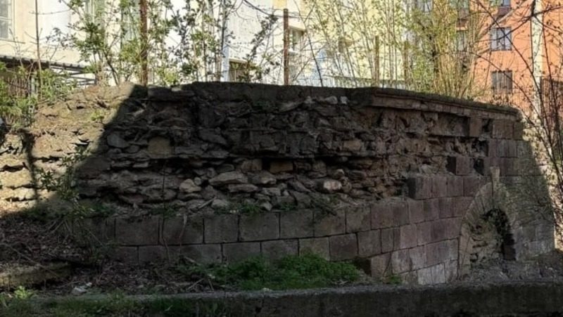 Демонтаж исторической стены в Ставрополе приостановили из-за жалоб горожан