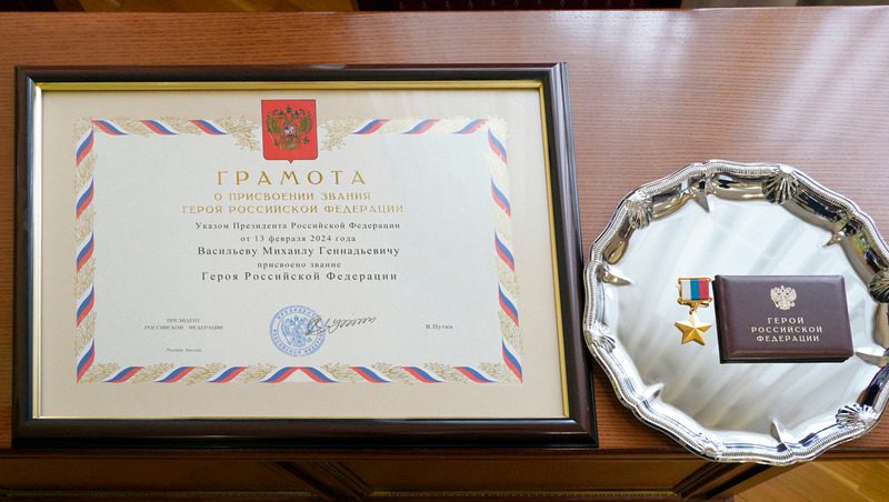 Губернатор Ставрополья передал награду погибшего героя СВО его родным