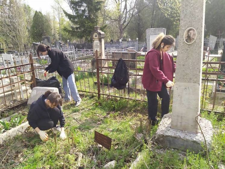 Молодёжь Пятигорска наводит порядок на воинских и ветеранских захоронениях