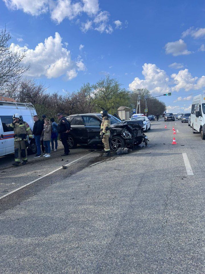 На подъезде к Ставрополю Toyota при развороте столкнулась с Mercedes  Ставрополь (Кавказ)1
