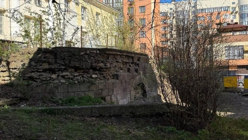 На разрушение исторической стены пожаловались жители Ставрополя