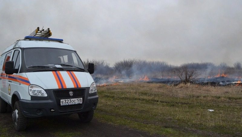 Около 300 га сухой растительности сожгли в Ставрополе