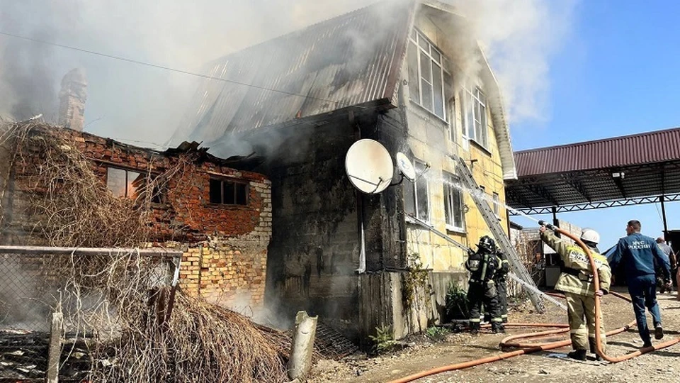 Пожар в частном домовладении на Ставрополье локализован на площади 400 кв м0