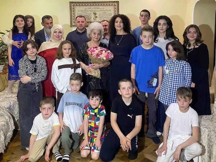 Рашид Темрезов наградил орденом «За заслуги перед КЧР» мать 10 детей