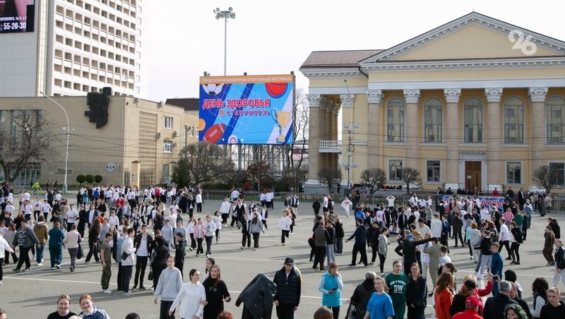 Сотня юных ставропольцев вышла на общегородскую зарядку на главной площади