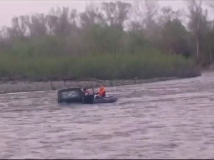 Спасатели Невинномысска помогли двум парням в тонущей машине