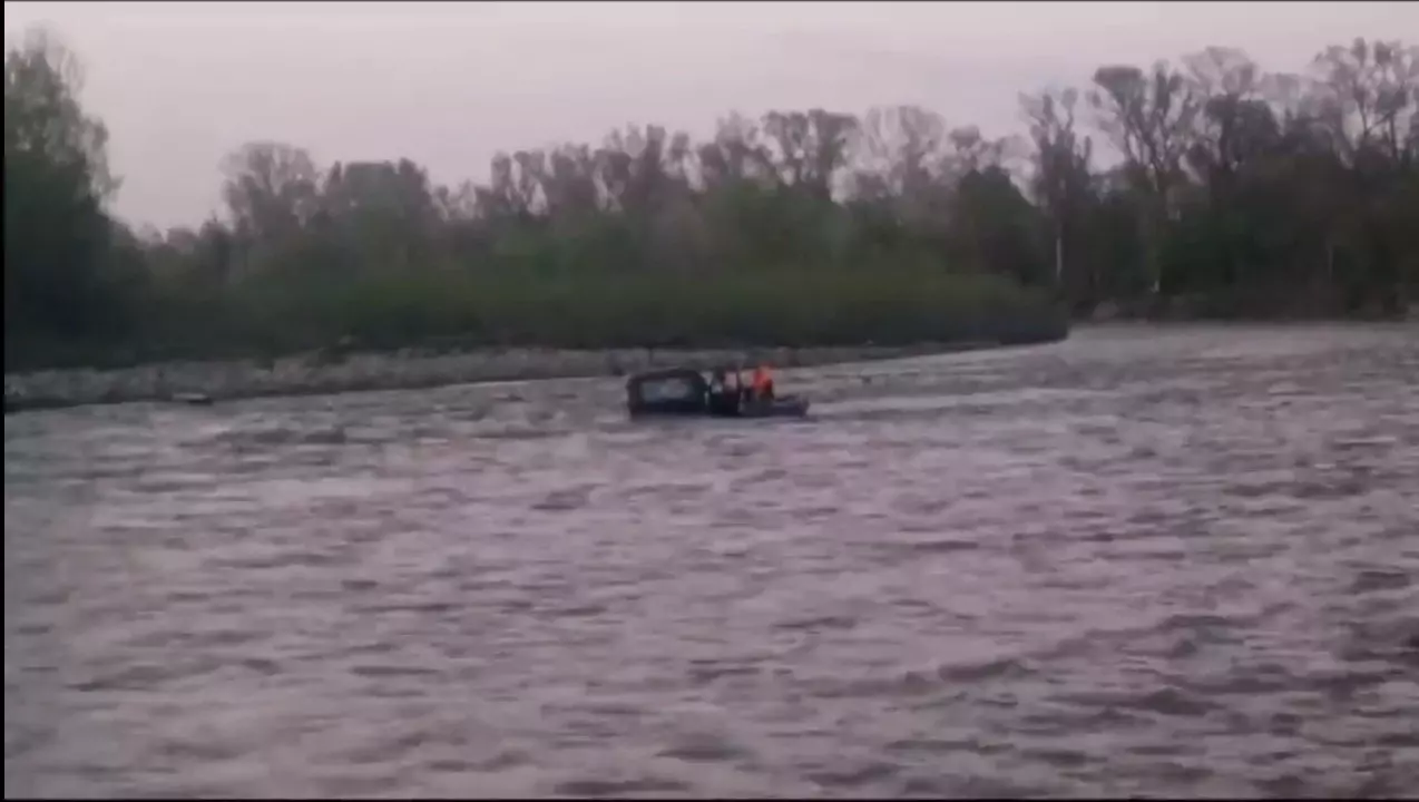 Ставропольцев спасли из тонущего в реке УАЗа - Новости за сегодня