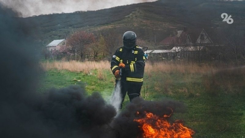 У подножия горы Бештау горит трава на площади 1 га