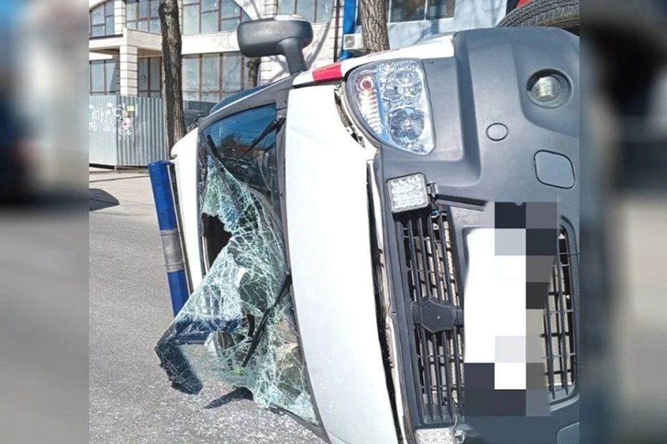 В Ессентуках перевернулась машина скорой помощи и пострадала фельдшер0