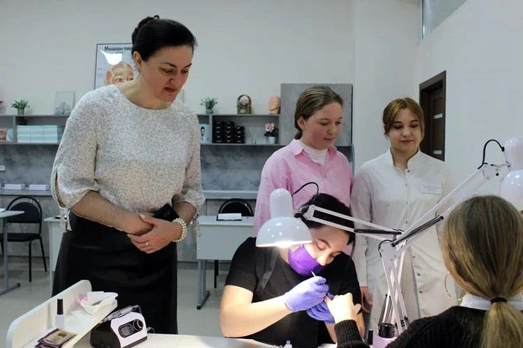 В Северо-Кавказском медицинском колледже впервые состоялся конкурс ногтевого мастерства1