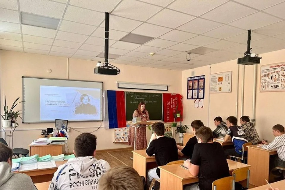 В школах Ставрополья подняли флаг в честь 215 лет со дня рождения Гоголя0