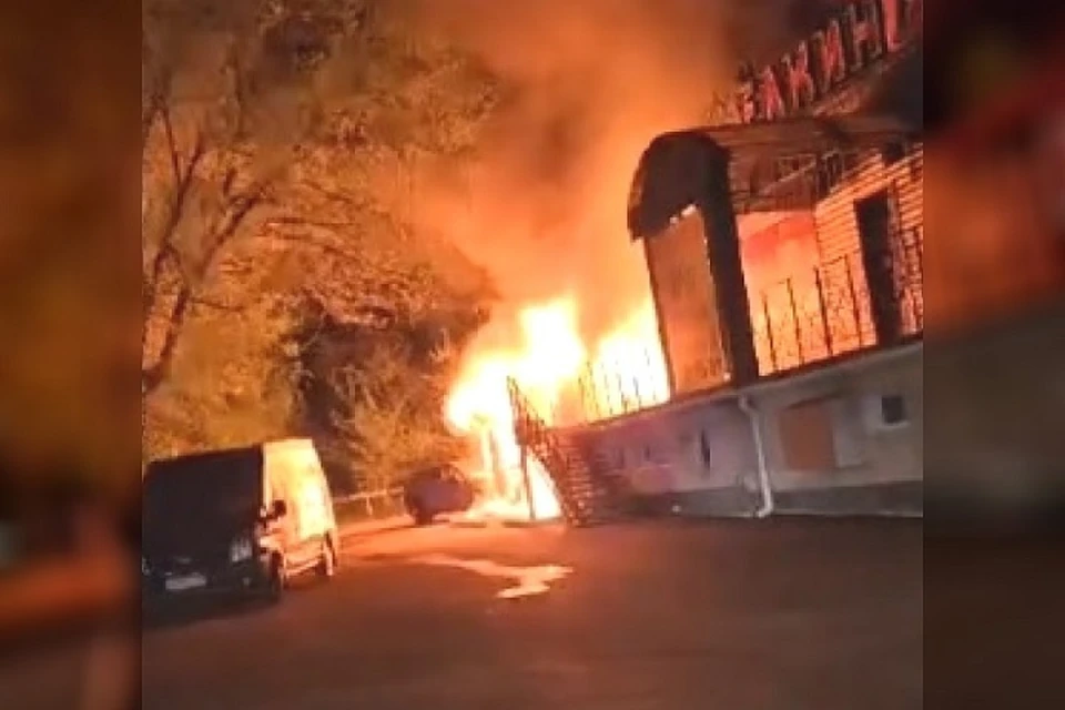 В Ставрополе загорелось здание и автомобили на улице 50 лет ВЛКСМ0