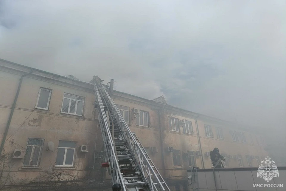 В здании полиции в Нальчике полыхает пожар площадью 300 кв. м0