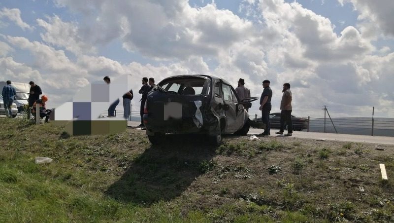 Водителя «Лады» выбросило в окно перевернувшегося автомобиля под Невинномысском