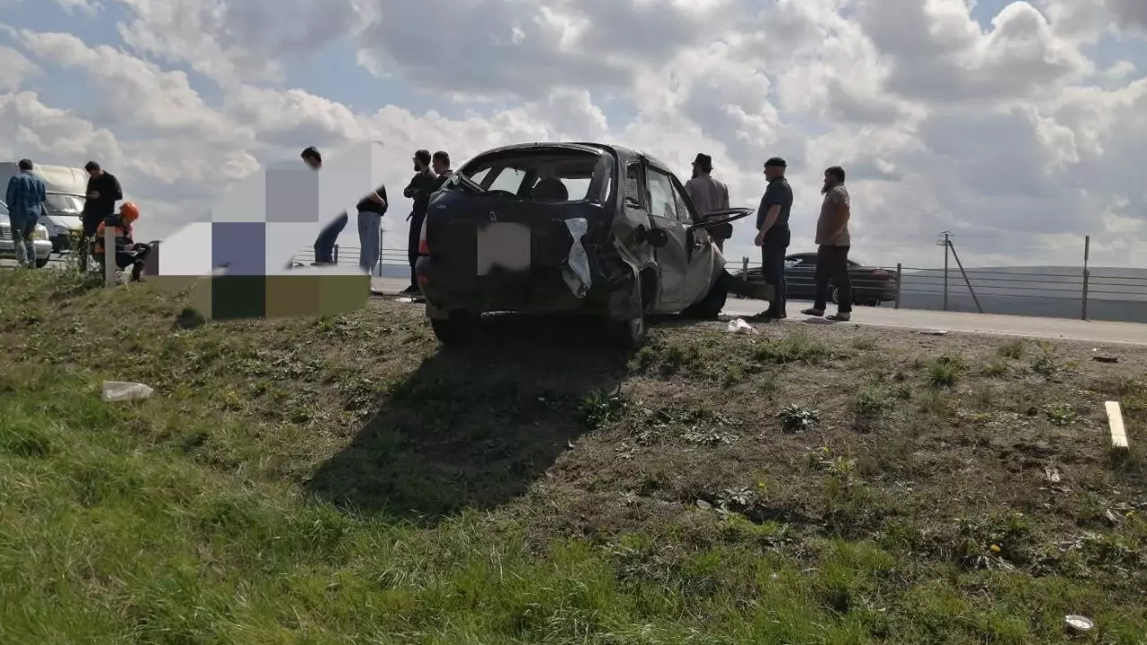 Вылетели в разбившиеся окна: жуткая авария произошла около Невинномысска3
