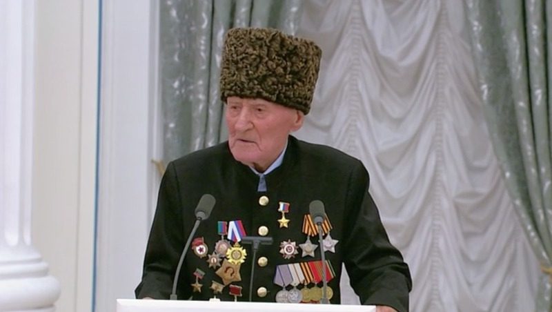 100-летний дагестанский ветеран получил звезду Героя России от президента