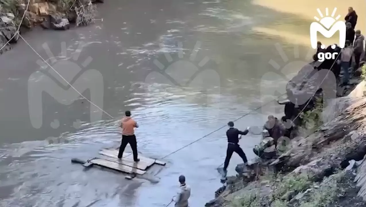 Автомобиль с людьми рухнул в реку после камнепада в Дагестане0