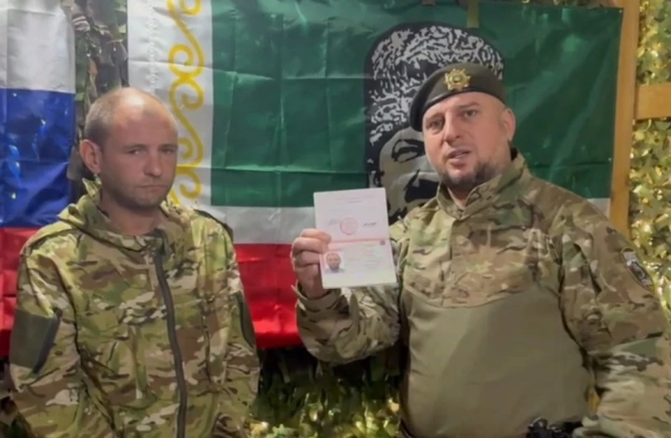 Бывший украинский военный получил паспорт России из рук командира спецназа 