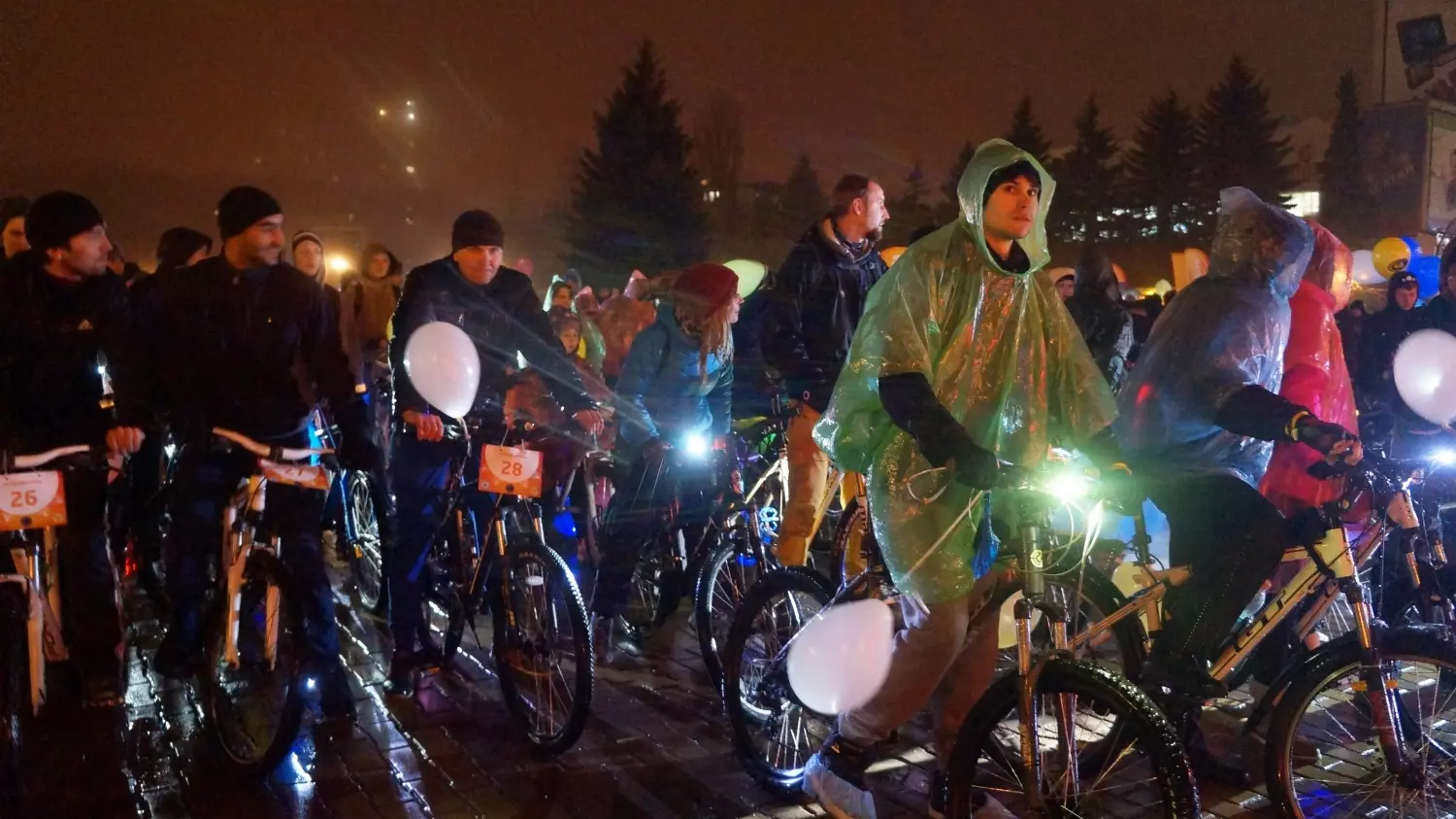 Во время езды в плохую погоду или темное время суток велосипедисты должны включать фары или фонарь