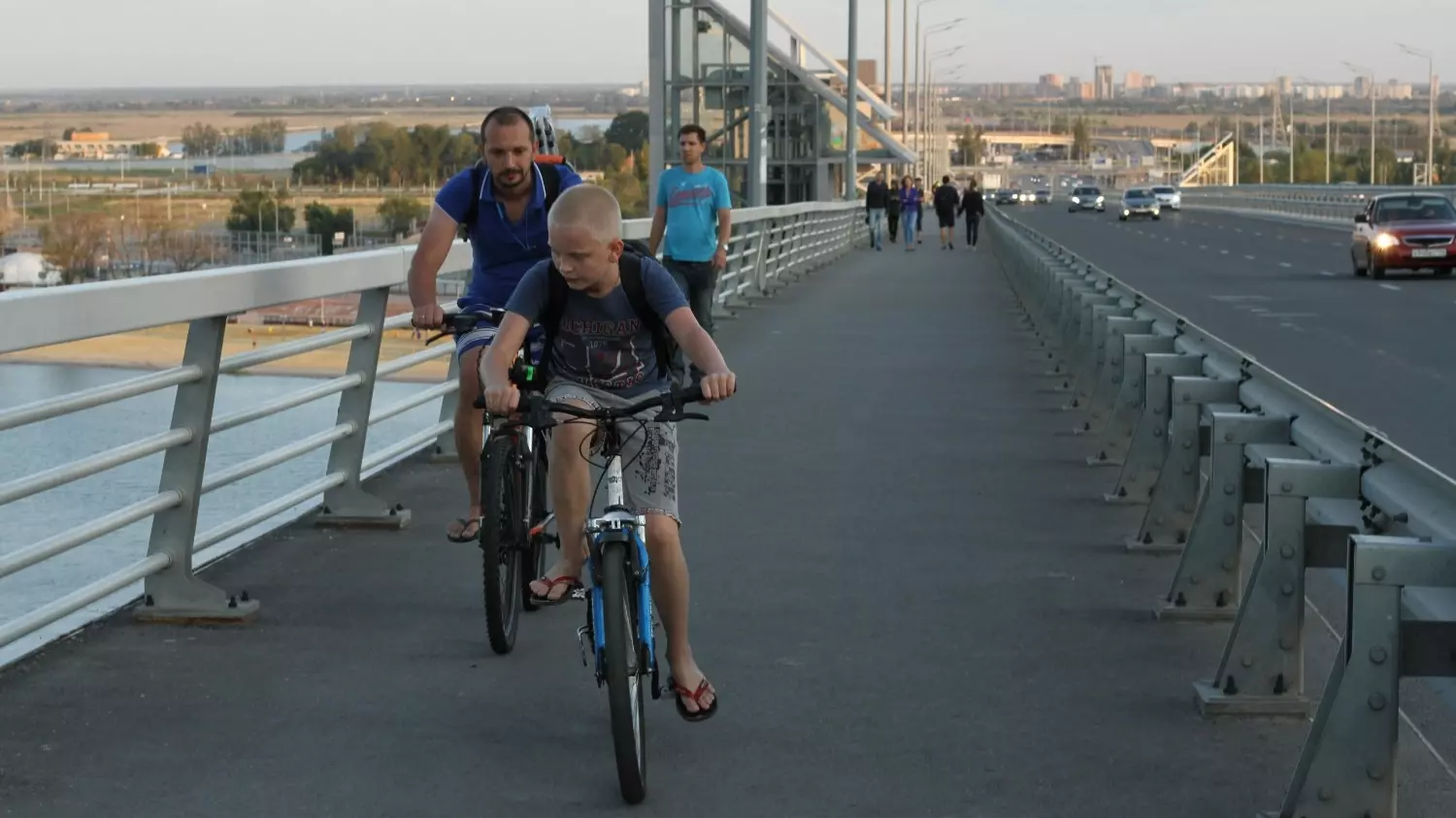 Дети возрастом от 14 лет уже могут участвовать в движении на велосипедных дорожках