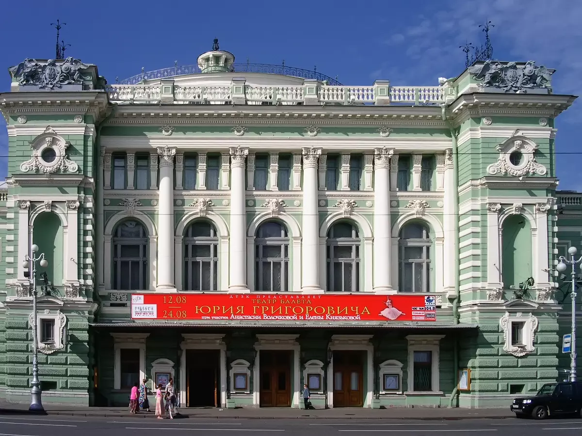 Раньше к ним в банк приходили за кредитом и говорили, что едут в театр в Петербург.