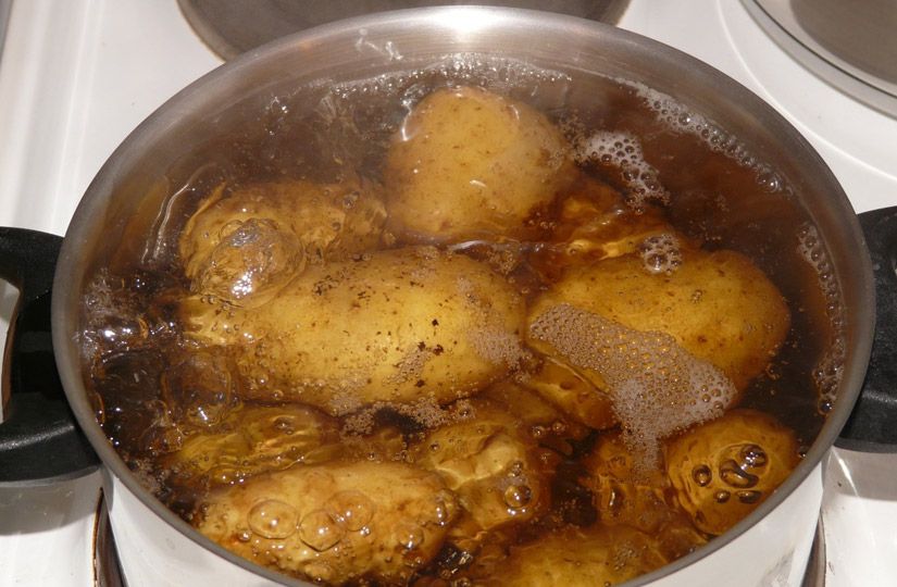 Эталонный рецепт окрошки: почему нужен жёлтый картофель и много зелени7