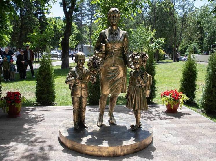 Глава КЧР открыл памятник «Мой первый учитель» в Черкесске