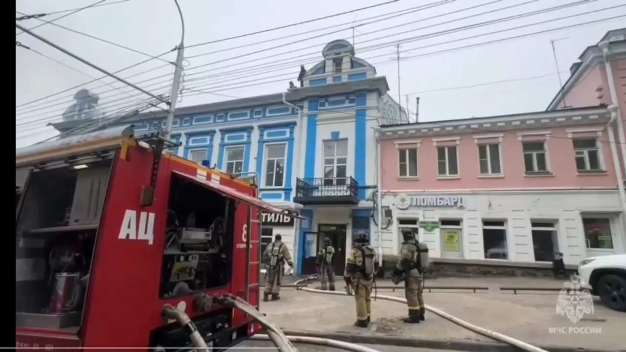 Людей эвакуировали из домов, расположенных около горящего здания в Ставрополе0