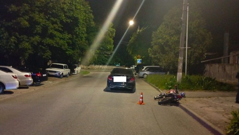 Мотоциклист-бесправник въехал в автомобиль на Ставрополье