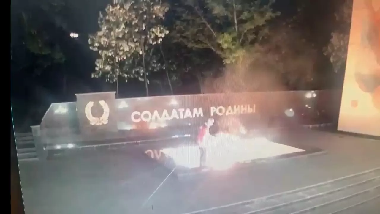 Неизвестный сжег венки на мемориале «Воинской славы» в Кисловодске4