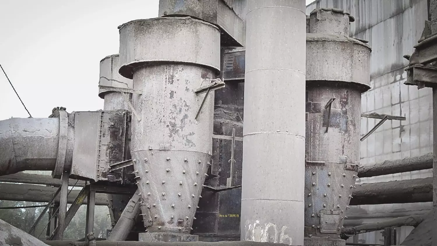 «На юге страны цементом занимаются два завода — в Черкесске и Новороссийске, которые сами устанавливают цены.», —Тимофеев.