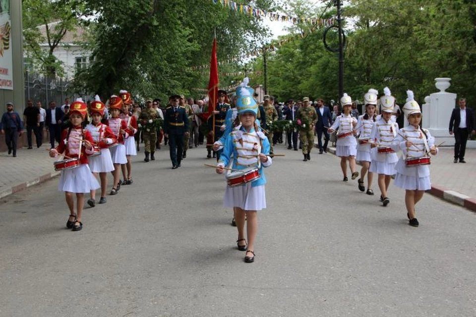 Парад Победы в Кизляре возглавила колонна юных барабанщиц0