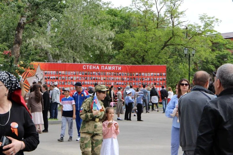 Парад Победы в Кизляре возглавила колонна юных барабанщиц1