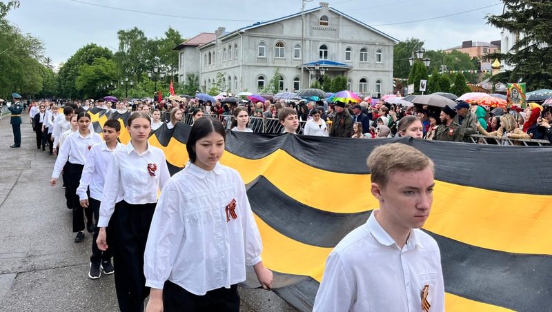 Школьники пронесли 79-метровую георгиевскую ленту по станице Ессентукской