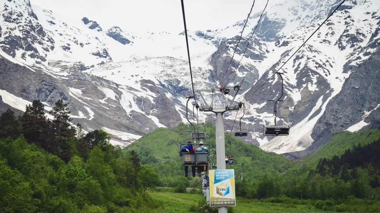 Здесь можно покататься на лыжах и увидеть красоты Северного Кавказа