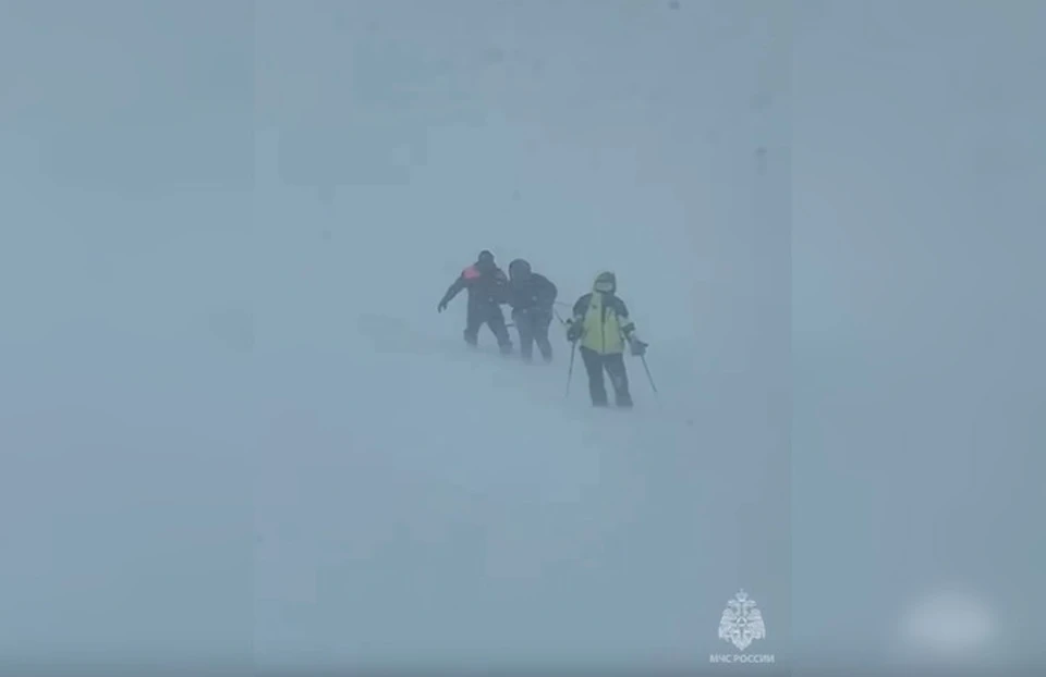 Спасатели из КБР спасли двух потерявшихся на Эльбрусе туристов0