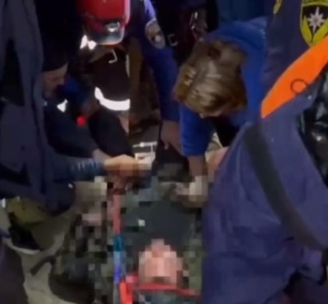 Спасатели КБР эвакуировали мужчину, упавшего с обрыва
