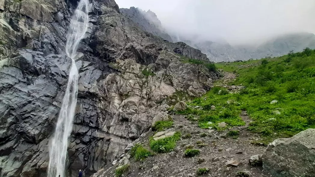 Один из водопадов комплекса