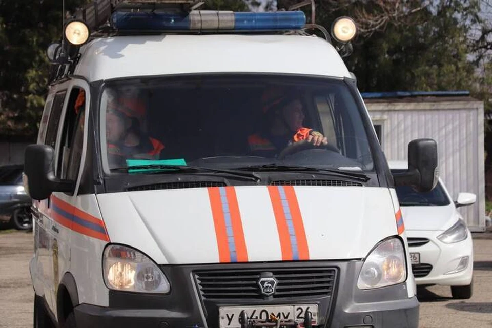 Ставропольские спасатели помогли спуститься с крыши компании подростков0