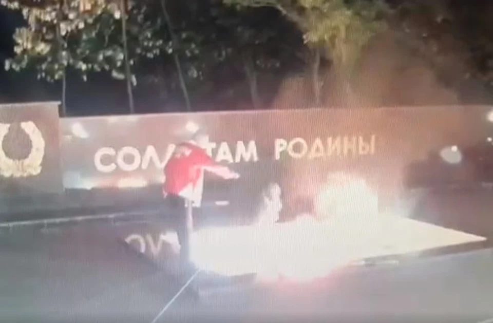 «Сжег и домой ушел»: вандала, сжегшего венки на братской могиле в Кисловодске, задержали полицейские0