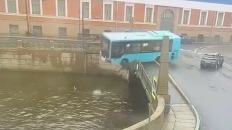 Уроженцы Дагестана спасали людей из упавшего в реку автобуса в Петербурге