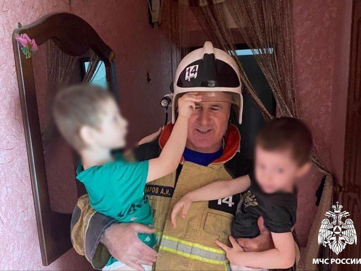 В Чечне спасатели помогли матери попасть в запертую с двумя детьми квартиру
