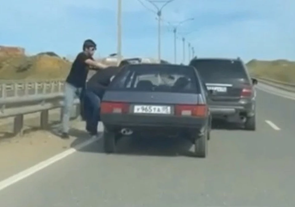 В Дагестане сотрудника полиции уволили за драку на дороге0