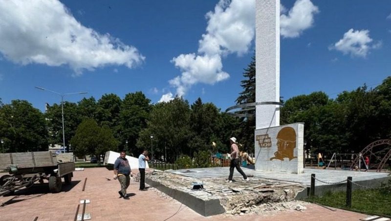 В Георгиевске начали капитальный ремонт памятника героям ВОВ
