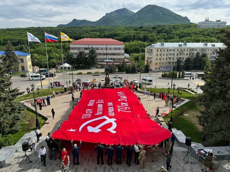 В Железноводске развернули самое большое Знамя Победы